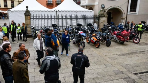 Álbum de fotos de la ofrenda floral motera de las Fiestas de la Encina de Ponferrada