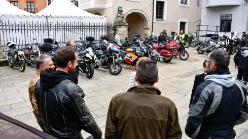 Álbum de fotos de la ofrenda floral motera de las Fiestas de la Encina de Ponferrada