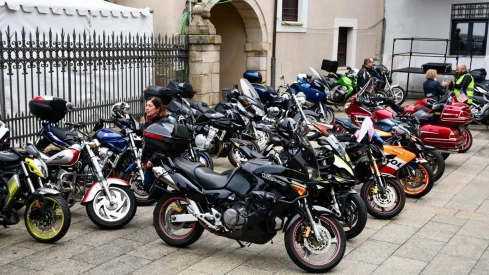 Álbum de fotos de la ofrenda floral motera de las Fiestas de la Encina de Ponferrada