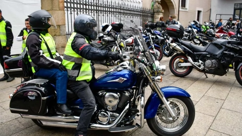 Álbum de fotos de la ofrenda floral motera de las Fiestas de la Encina de Ponferrada