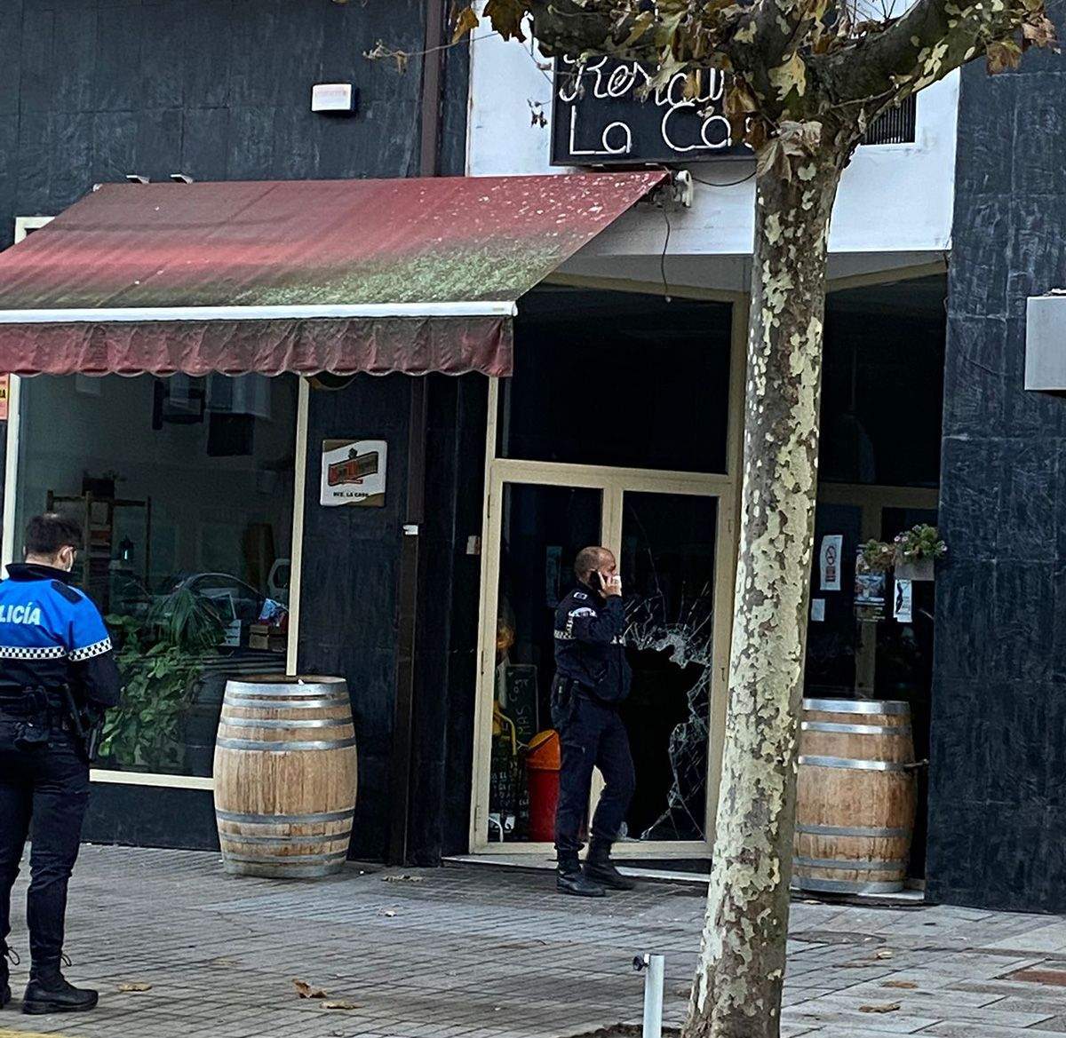 Ponferrada / Revientan la cristalera del Bar La Casa y se llevan "400