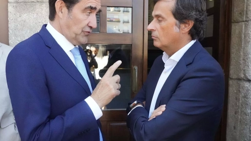 El consejero de Medio Ambiente, Juan Carlos Suárez Quiñones, junto a Adelino Pérez, presidente de la DO Bierzo El consejero de Medio Ambiente, Juan Carlos Suárez Quiñones, junto a Adelino Pérez, presidente de la DO Bierzo