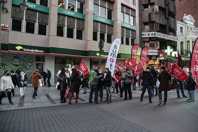 La jornada de huelga en Unicaja cierra el 95% de las oficinas en ...