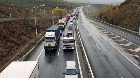 Imagen de archivo de una retención del tráfico en la provincia de León