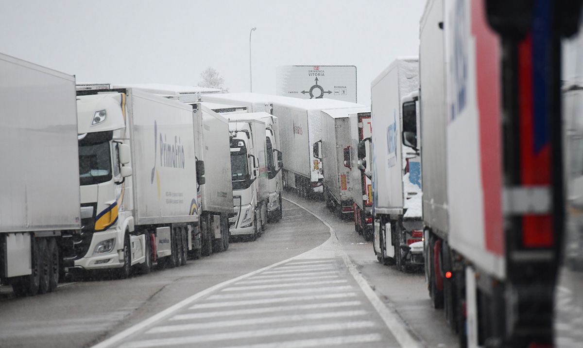 Camiones embolsados en la N1 a su paso por Burgos