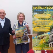 Mari Crespo, Concejala de Mayores y Participación Ciudadana, junto a Fernando Fra, administrador del Hogar del Transeúnte y Cartel de la II Marcha Solidaria Camino de Santiago