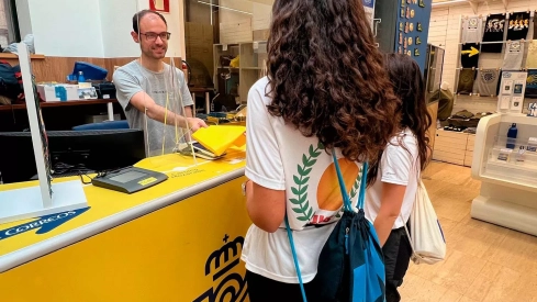 Correos entrega en Ponferrada bolsas a los peregrinos para ayudar a mantener limpio el Camino Francés