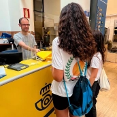 Correos entrega en Ponferrada bolsas a los peregrinos para ayudar a mantener limpio el Camino Francés