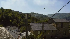 Vecinos afectados en el incendio de Brañuelas entre las localidades de Tremor de Abajo y Almagarinos 