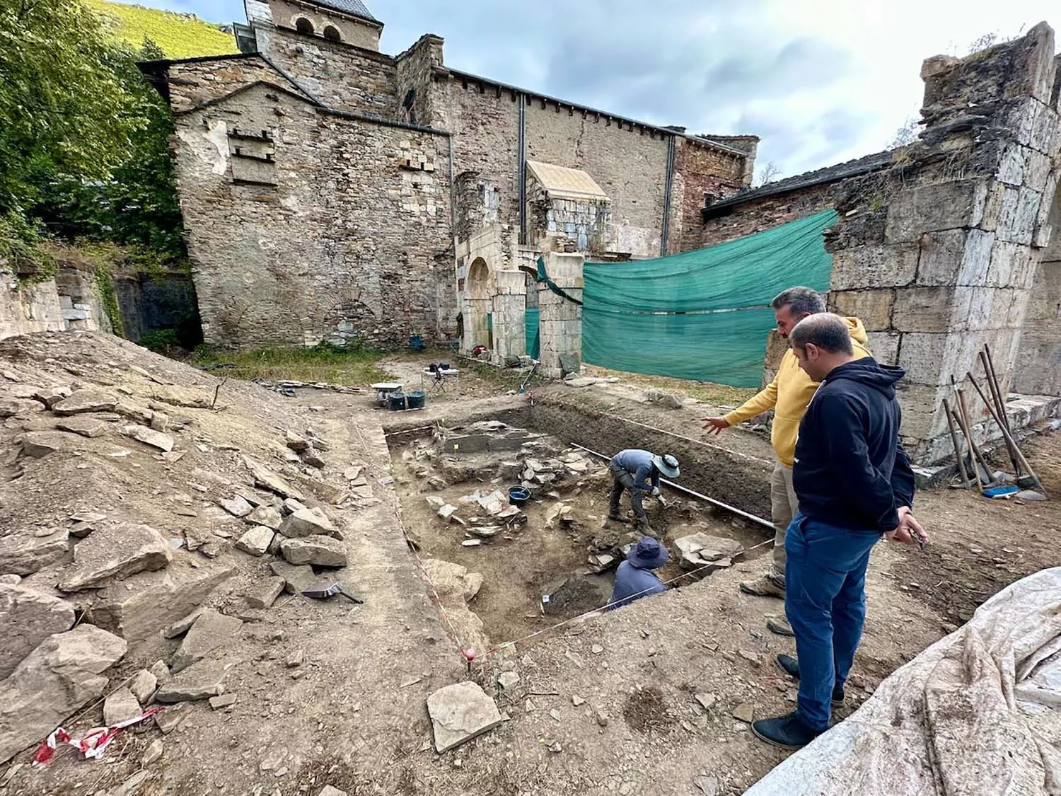Finalizan las excavaciones arqueológicas en el Monasterio de Montes de Valdueza con el hallazgo de estructuras religiosas del siglo X Finalizan las excavaciones arqueológicas en el Monasterio de Montes de Valdueza con el hallazgo de estructuras religiosas del siglo X