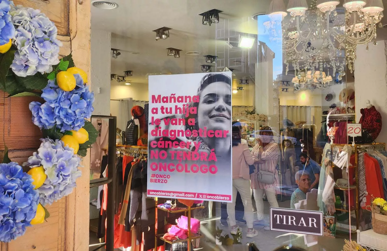 Carteles contra la falta de personal sanitario del Hospital del Bierzo Carteles contra la falta de personal sanitario del Hospital del Bierzo