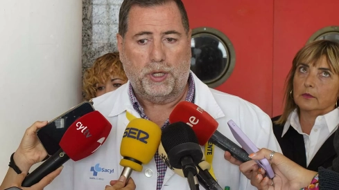 César Sánchez  ICAL. El nuevo gerente del hospital El Bierzo de Ponferrada, Juan Ortiz de Saracho, durante su comparecencia de esta mañana para informar sobre el servicio de oncología del centro.