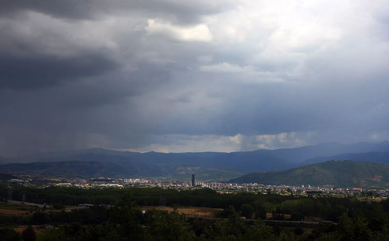 Tormenta y lluvia sobre Ponferrada durante el verano Tormenta y lluvia sobre Ponferrada durante el verano