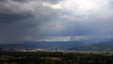 Tormenta y lluvia sobre Ponferrada. Aemet activa el aviso amarillo en El Bierzo y Laciana por tormentas para este sábado