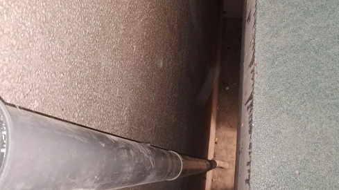 Lugar donde cayó el trabajador en las instalaciones de Embutidos Pajariel Bembibre