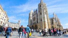 Imagen de turistas delante de la Catedral de León