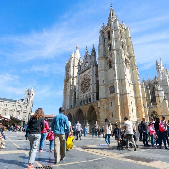 Imagen de turistas delante de la Catedral de León