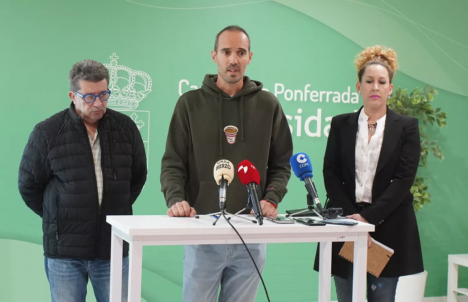 La directora del área de Infraestructuras y Sostenibilidad delCampus de la ULE en Ponferrada, Sandra Buján, presenta el primer DevFest Ponferrada junto a los organizadores del evento, David Martínez C, y José Luis ÁlvarezCésar SánchezICAL La directora del área de Infraestructuras y Sostenibilidad delCampus de la ULE en Ponferrada, Sandra Buján, presenta el primer DevFest Ponferrada junto a los organizadores del evento, David Martínez C, y José Luis ÁlvarezCésar SánchezICAL