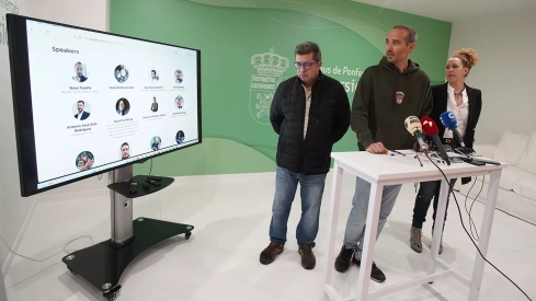 La directora del área de Infraestructuras y Sostenibilidad del  Campus de la ULE en Ponferrada, Sandra Buján, presenta el primer DevFest Ponferrada junto a los organizadores del evento, David Martínez C, y José Luis Álvarez  César Sánchez  ICAL