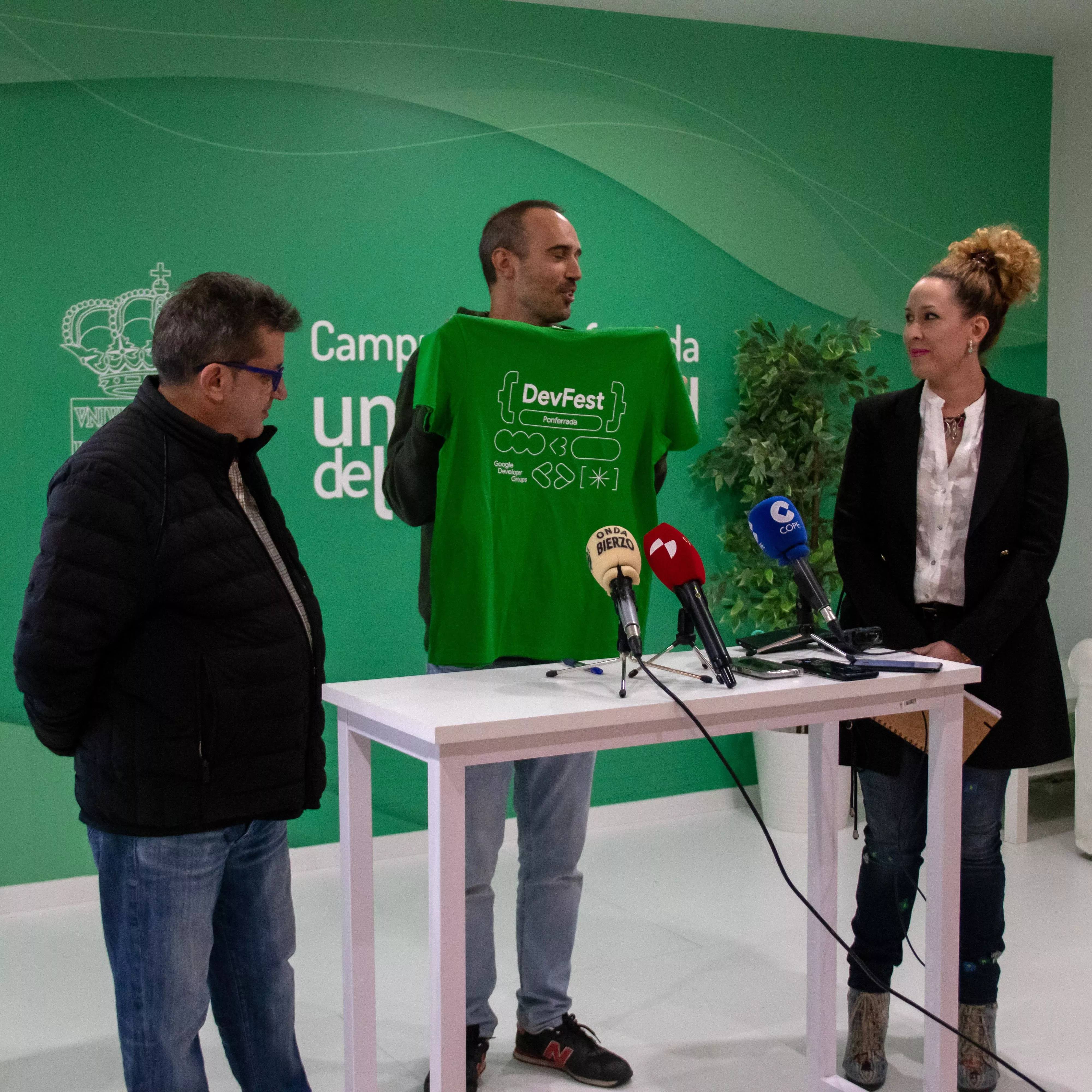La directora del área de Infraestructuras y Sostenibilidad delCampus de la ULE en Ponferrada, Sandra Buján, presenta el primer DevFest Ponferrada junto a los organizadores del evento, David Martínez C, y José Luis ÁlvarezCésar SánchezICAL La directora del área de Infraestructuras y Sostenibilidad delCampus de la ULE en Ponferrada, Sandra Buján, presenta el primer DevFest Ponferrada junto a los organizadores del evento, David Martínez C, y José Luis ÁlvarezCésar SánchezICAL