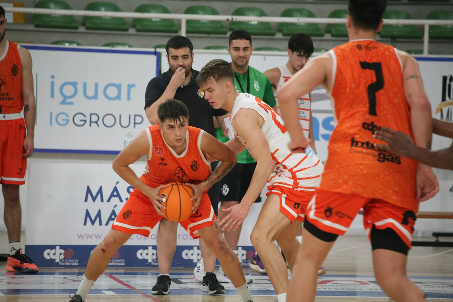 Clínica Ponferrada SDP se examina ante la Cultural Leonesa en la Copa CyL Clínica Ponferrada SDP se examina ante la Cultural Leonesa en la Copa CyL