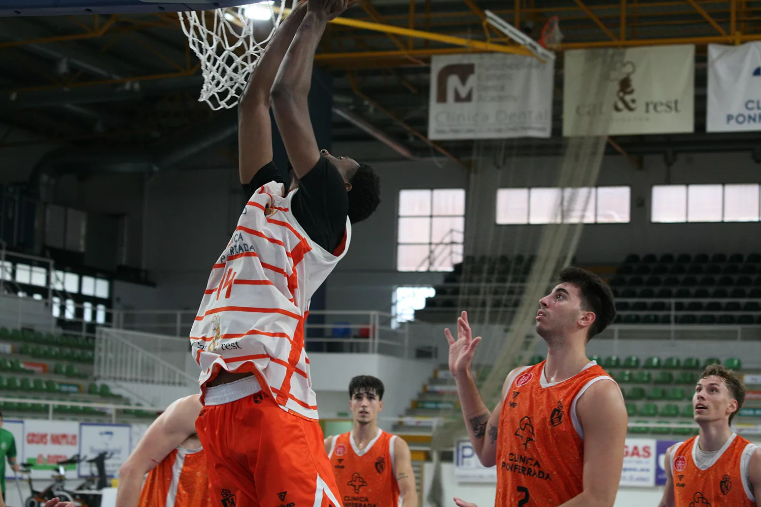 Clínica Ponferrada SDP se examina ante la Cultural Leonesa en la Copa CyL Clínica Ponferrada SDP se examina ante la Cultural Leonesa en la Copa CyL