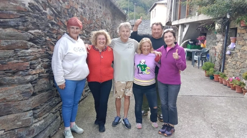 Jesús Calleja visita el Valle de Fornela y los vecinos presumen del encuentro