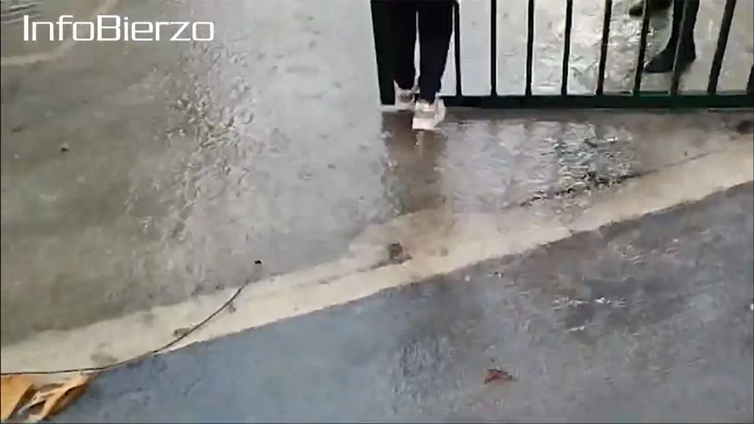 Así entran los alumnos del colegio Navaliegos cuando llueve Así entran los alumnos del colegio Navaliegos cuando llueve