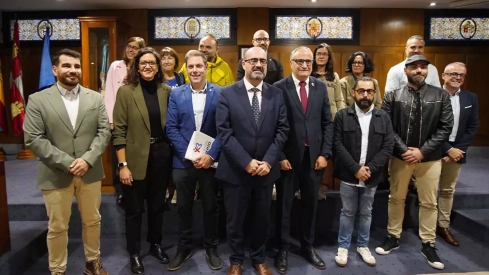 La ZBE deja una foto de la concordia tras su aprobación en pleno: Comerciantes, PP, PSOE y CB posan mientras VOX mantuvo su negativa | César Sánchez ICAL