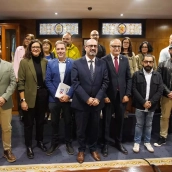 La ZBE deja una foto de la concordia tras su aprobación en pleno: Comerciantes, PP, PSOE y CB posan mientras VOX mantuvo su negativa | César Sánchez ICAL