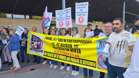 Los vecinos de Castropodame se manifiestan en Valladolid contra la planta de biogás