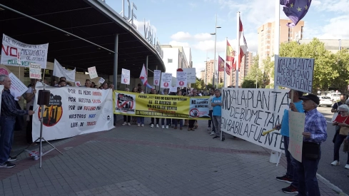 Vecinos de una decena de municipios de Castilla y León, constituidos en una plataforma, se concentran contra la instalación de macroplantas de biogás en sus localidades, en coincidencia con el IV Salón del Gas Renovable, englobado en la Feria de Bioenergía.