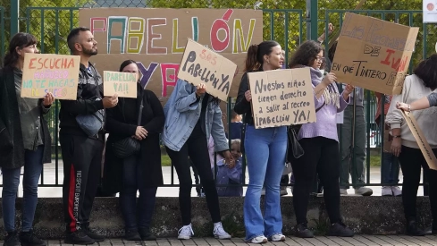 Manifestación del AMPA del colegio público de Columbrianos, para pedir la construcción de un pabellón 