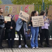 Manifestación del AMPA del colegio público de Columbrianos, para pedir la construcción de un pabellón Manifestación del AMPA del colegio público de Columbrianos, para pedir la construcción de un pabellón
