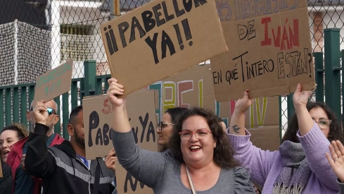 Manifestación del AMPA del colegio público de Columbrianos, para pedir la construcción de un pabellón.