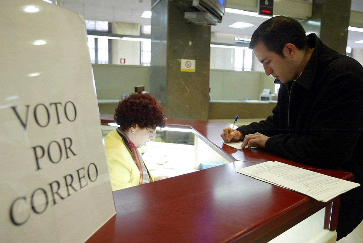 Las oficinas de Correos en León amplían su plantilla para garantizar el voto por correo