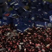 Vuelca un camión con 35.000 botellines de cerveza