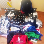 Venta de ropa falsificada. archivo Venta de ropa falsificada. archivo