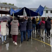Una lona sirve de techo móvil a los niños del colegio de Columbrianos para disfrutar del recreo a pesar de la lluvia Una lona sirve de techo móvil a los niños del colegio de Columbrianos para disfrutar del recreo a pesar de la lluvia