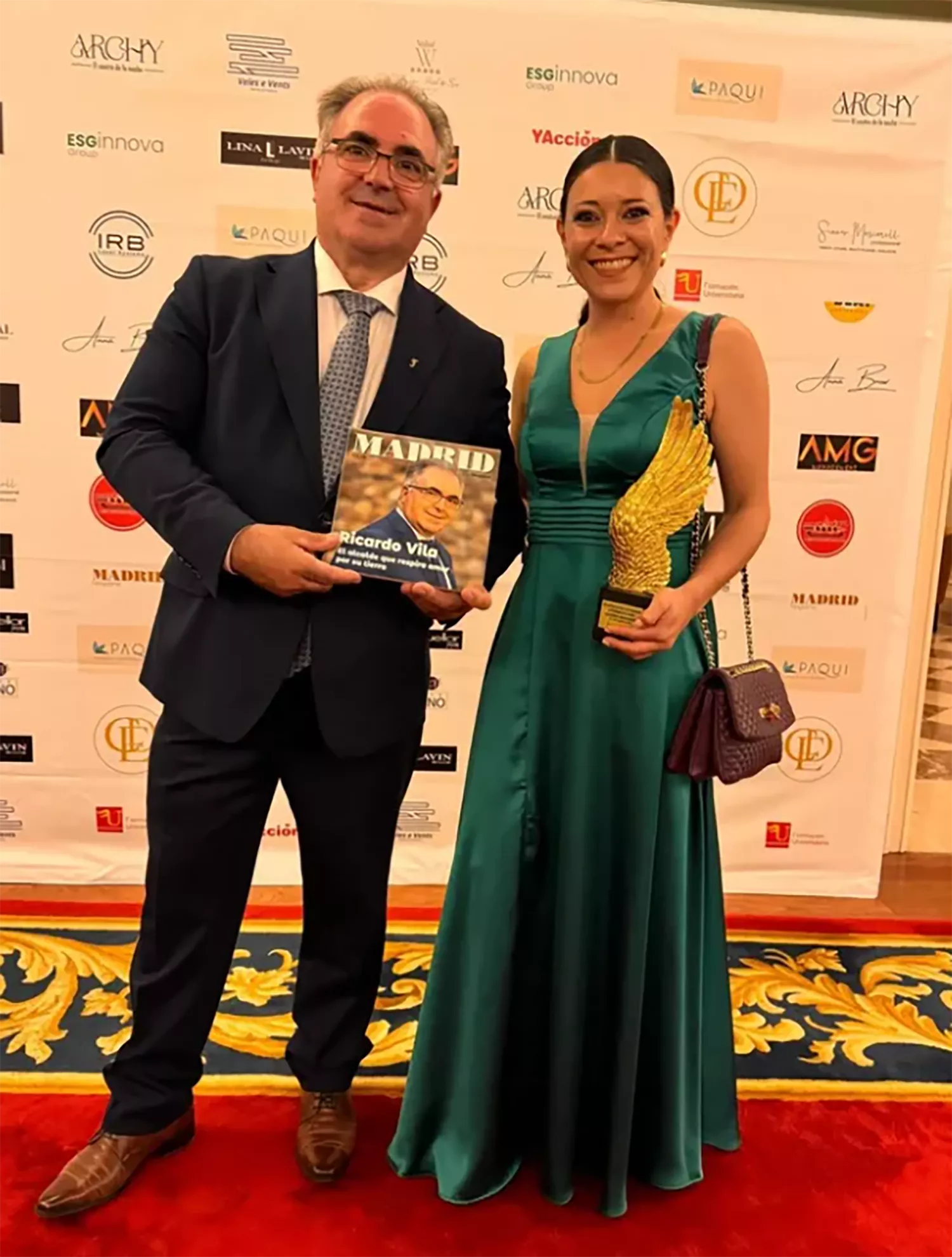 El alcalde de San Facundo, Ricardo Vila, y la premiada Laura Fernández El alcalde de San Facundo, Ricardo Vila, y la premiada Laura Fernández