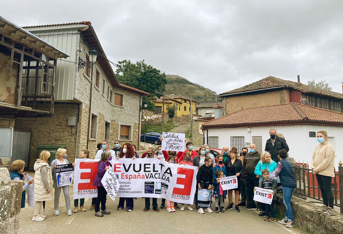 Acción reivindicativa 'Yo paro por mi pueblo' de la Revuelta de la España Vaciada, en Geras de Gordón (León)