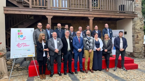 Miembros de las instituciones en la inauguración de las Jornadas Gastronómicas del Bierzo