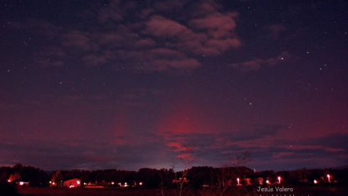 La aurora boreal ilumnia el cielo del Bierzo con tonos rojizos | FOTO: Imagen cedida por el astrónomo aficionado berciano, Jesús Valero
