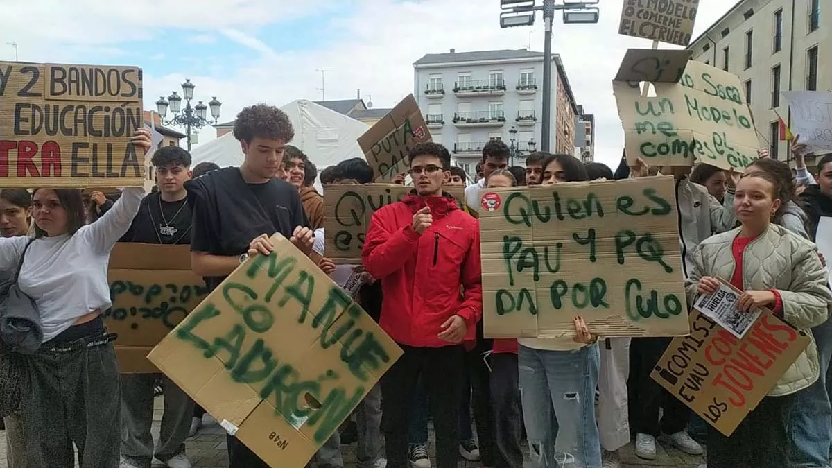 Más de 200 estudiantes de Ponferrada manifiestan frente al Ayuntamiento por la falta de información sobre la nueva PAU Más de 200 estudiantes de Ponferrada manifiestan frente al Ayuntamiento por la falta de información sobre la nueva PAU