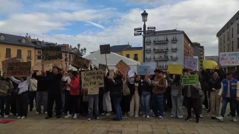Más de 200 estudiantes de Ponferrada manifiestan frente al Ayuntamiento por la falta de información sobre la nueva PAU