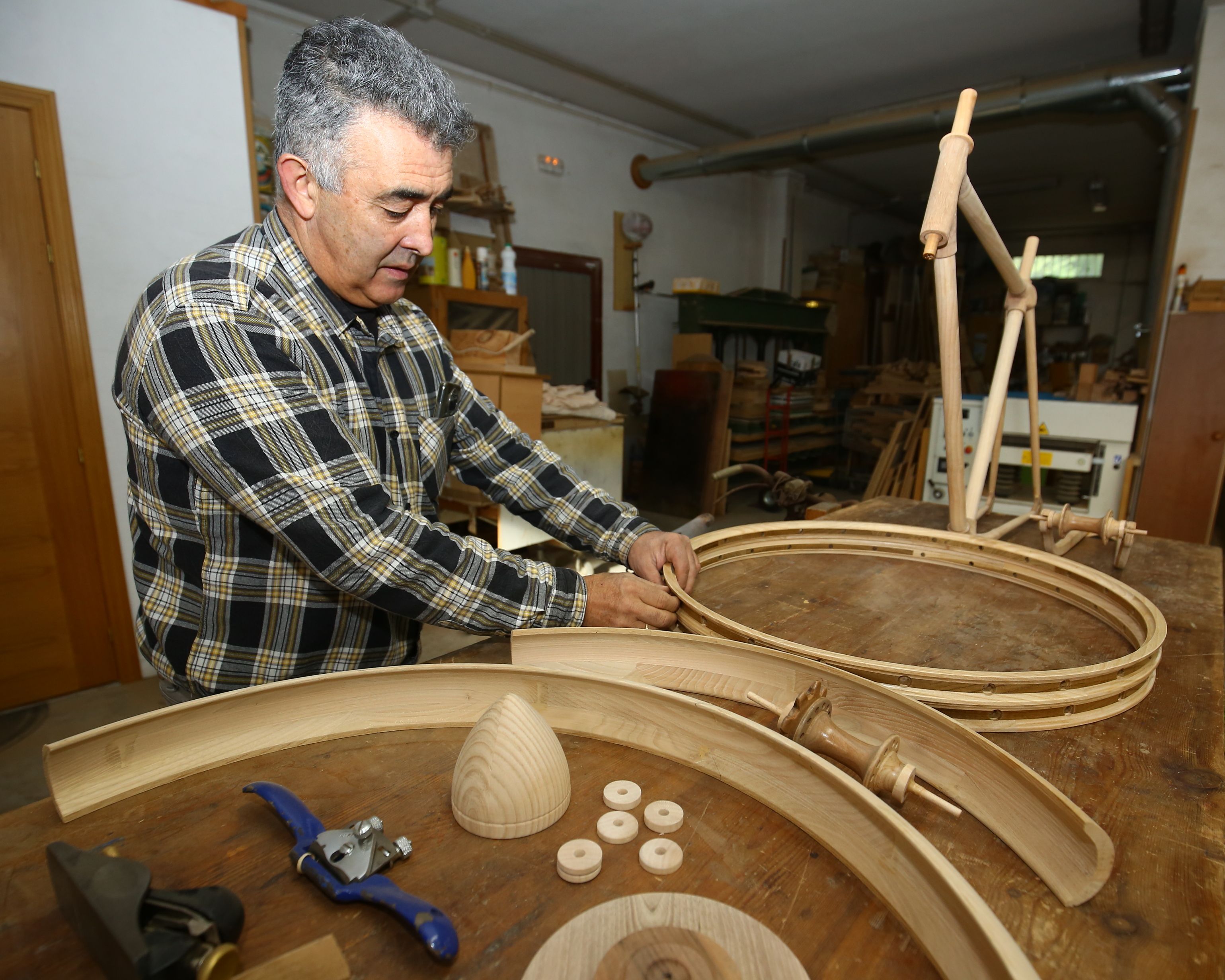 José Pérez, artesano de la madera del municipio berciano de Cabañas Raras (León)