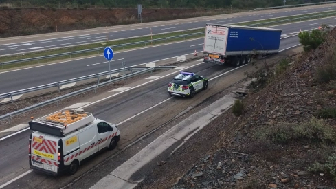 Un remolque se desprende de un camión en la A6 en el Manzanal