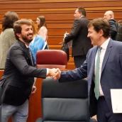 Juan García-Gallardo, portavoz de Vox en las Cortes, junto al presidente de la Junta de Castilla y León, Alfonso Fernández Mañueco