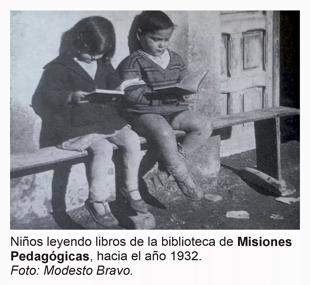 Niños leyendo libros de la biblioteca de la Misiones Pedagógicas 1932 | Foto: Modesto Bravo Niños leyendo libros de la biblioteca de la Misiones Pedagógicas 1932 | Foto: Modesto Bravo