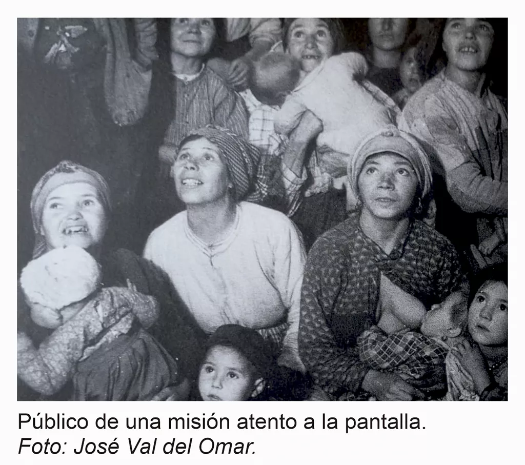 Público de una misión atento a la pantalla Público de una misión atento a la pantalla